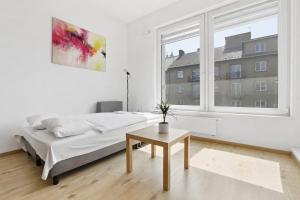 AG Premiere - Modern Studio with Balcony near Center