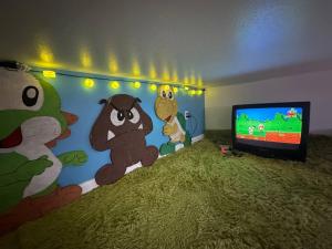 Retro Loft Getaway l Mario Fun & Farm Vibes