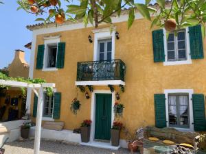 Villa Ochre - Rustic Retreat