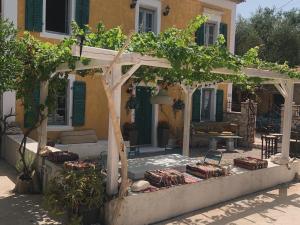 Villa Ochre - Rustic Retreat