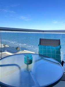 Sea View 2BR Apartment Mackenzie Beach