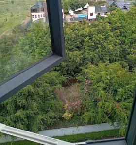 King bed Studio Apt next to 67 Airport Hotel with pool view