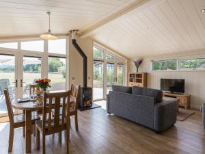 Oak Lodge
