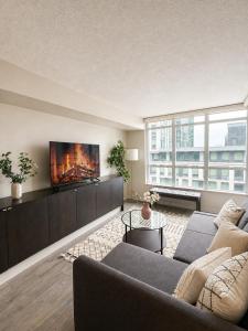 Beautiful and Central 3 Bedroom Condo with Parking