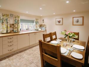 Chestnut Cottage - E5625