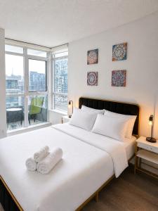 Beautiful and Central 3 Bedroom Condo with Parking