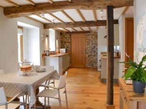 The Oak Stall - Uk11023