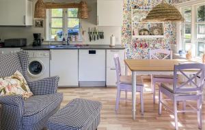 Cozy Home In Væggerløse With Wifi