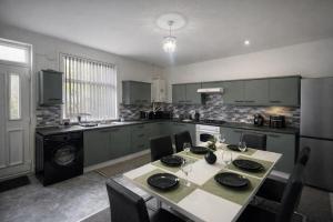 Bright 4-BR Home for Work Crews & Family Sleeps 9