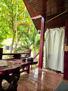 bungalow west water vang vieng