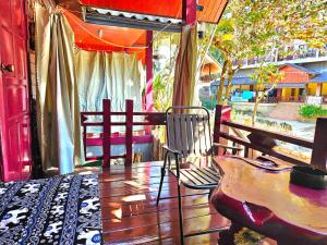 bungalow west water vang vieng