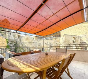 Au balcon du théâtre antique CLIMATISÉ Appartement HYPERCENTRE - TOUT ÉQUIPÉ ET NETFLIX - parking gratuit à 250m et payant à 50m - lit bébé à disposition gratuitement - chaise haute bébé et lit parapluie tout confort
