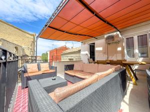 Au balcon du théâtre antique Appartement HYPERCENTRE - TOUT ÉQUIPÉ ET NETFLIX - parking gratuit à 250m et payant à 50m - lit bébé à disposition gratuitement - chaise haute bébé et lit parapluie tout confort