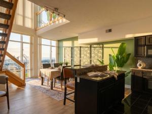 Lakeview Penthouse Modern Rooftop Parking