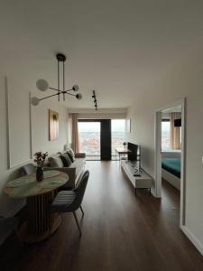 GLOBAL l SKY TOWER l Premium City View Apartments l Panoramic Bathtub l Parking
