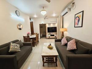 Cherry Blossom Hideaway Elegant 3BHK Cozy Ambience With Pool