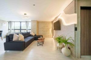 3 bedroom apartment, one block from lleras park p12 in medellin