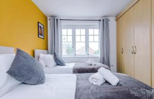 Caspian House 8Beds 6Bedroom 3Bath Contractors NHS Relocation