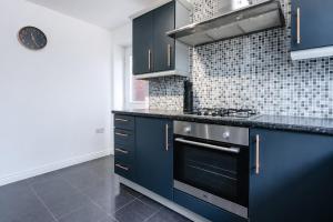 Caspian House 8Beds 6Bedroom 3Bath Contractors NHS Relocation