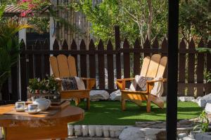 Beautiful 2-Bedroom Cottage with Garden Near Lake