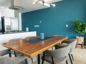 Luxury condo with balcony and front ocean view