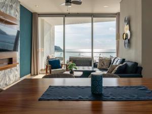 Luxury condo with balcony and front ocean view