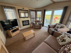 Meadow Lakes 10 - Golden Palm Resort - Meadow Lakes Caravan Hire