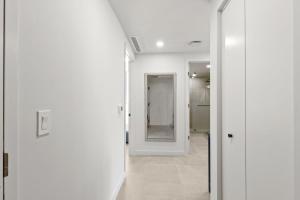 Stunning 2BR-2BA w Rooftop Pool Prime Location