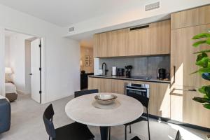 Stunning 2BR-2BA w Rooftop Pool Prime Location