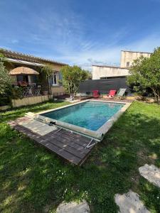 Gîte Lou Sabaï au pied des dentelles de Montmirail, piscine partagée