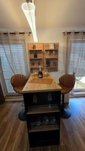 Golden Leaf Apartment with Parking