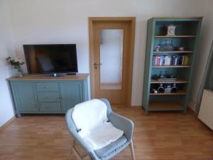 Sonnige-Ferienwohnung-100qm-im-1-Obergeschoss-der-Villa-Walhall-in-einem-parkaehnlichen-Garten