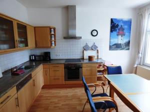 Sonnige-Ferienwohnung-100qm-im-1-Obergeschoss-der-Villa-Walhall-in-einem-parkaehnlichen-Garten
