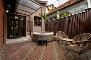 The Bucket - Rose Old Town House with Jacuzzi & Mountain View