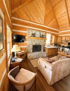 Bearfoot Bungalow- Tiny Cabin Getaway