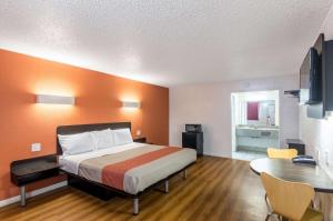 King Room with Roll-in Shower - Disability Access - Non-Smoking room in Motel 6-Clinton OK