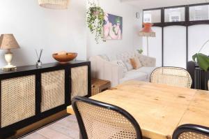 2-Bedroom De Beauvoir Maisonette