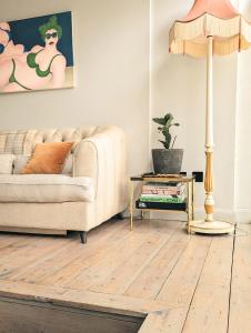 2-Bedroom De Beauvoir Maisonette
