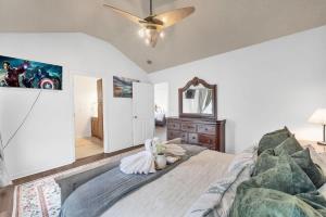 King Bed - Hot Tub - Fenced Yard - Near Carowinds