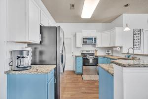 King Bed - Hot Tub - Fenced Yard - Near Carowinds