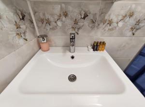 Central 2BDR Stay with Parking for 4 people