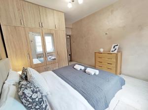 Central 2BDR Stay with Parking for 4 people