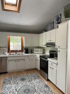 Otter Crossing - Spacious dog-friendly house wfire pit, deck, patio & grill