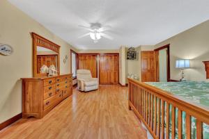 The Main House - Lakefront home with private hot tub & balcony