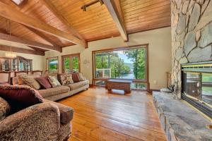 The Main House - Lakefront home with private hot tub & balcony