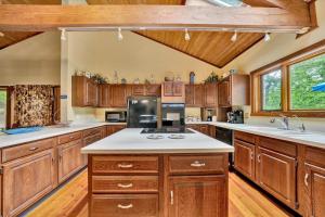 The Main House - Lakefront home with private hot tub & balcony