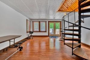 The Main House - Lakefront home with private hot tub & balcony