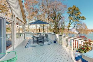 The Lake House on Sunset Point - Lakefront home with private dock & pool table