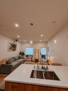 Private Boho Tiny Home - Lakes, Wineries, Hike, Ski