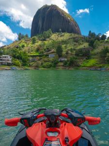 Descanso Bajo La Piedra Del Peñol